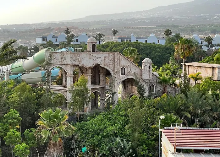 Lucy, Malibu Park 아파트