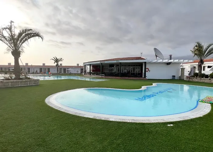 Lucy, Malibu Park 아파트