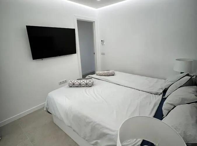 Lucy, Malibu Park 아데제