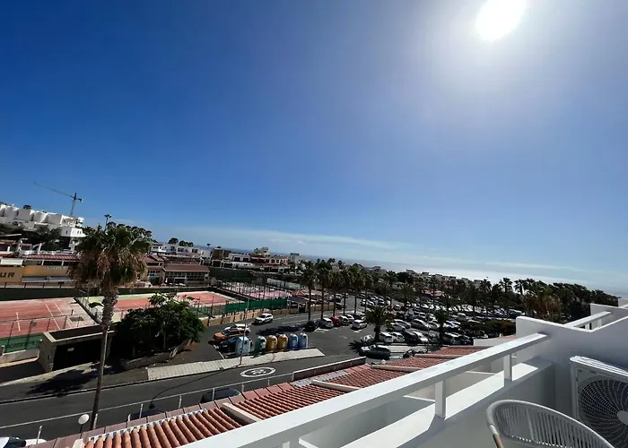 Lucy, Malibu Park 아파트